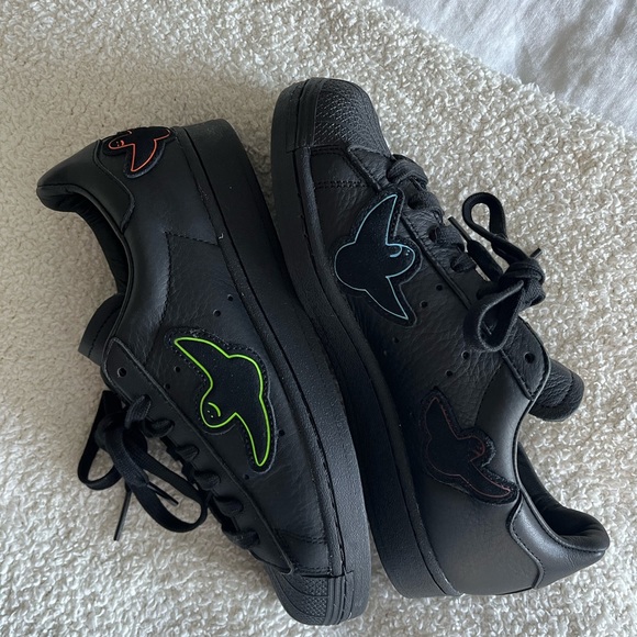 Adidas Black Superstars NEW Size 7 Unisex - Picture 3 of 4